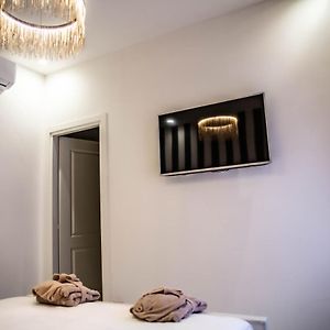 Großes Zimmer mit Kingsize-Bett